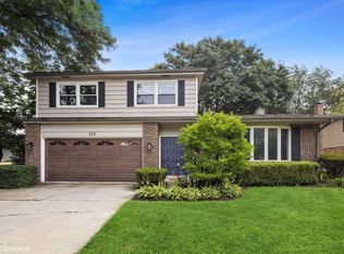 325 Prince Edward Rd, Glen Ellyn, IL 60137