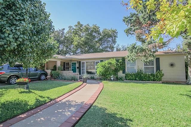 1st image of 813 Crescent Dr