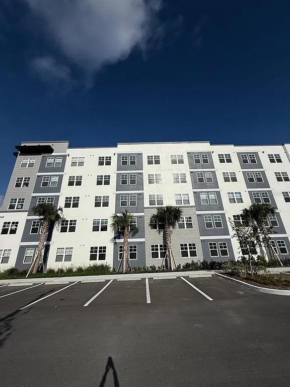 2 bed, 2.0 bath, 1023 sqft, $1,900 — Photo 2