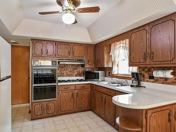 3rd image of 10437 S Lawler Ave