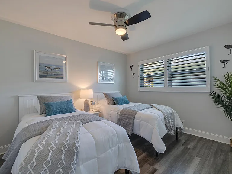 3rd guest room with two twin beds.