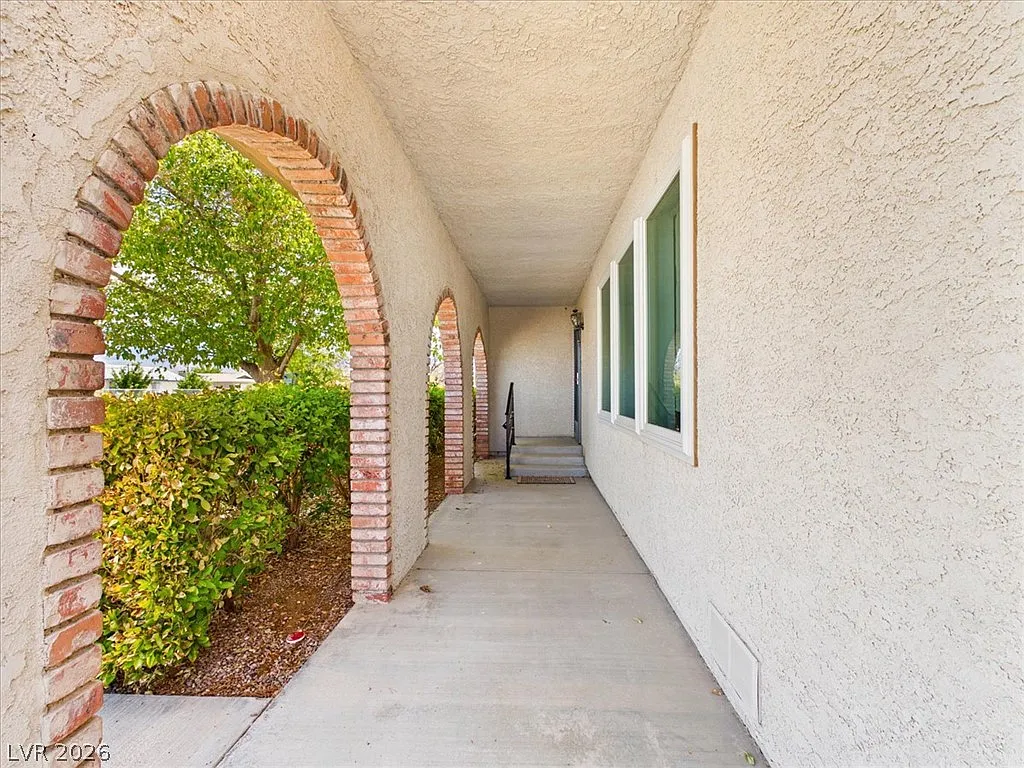 3 bed, 2.0 bath, 1612 sqft, $1,900 — Photo 3