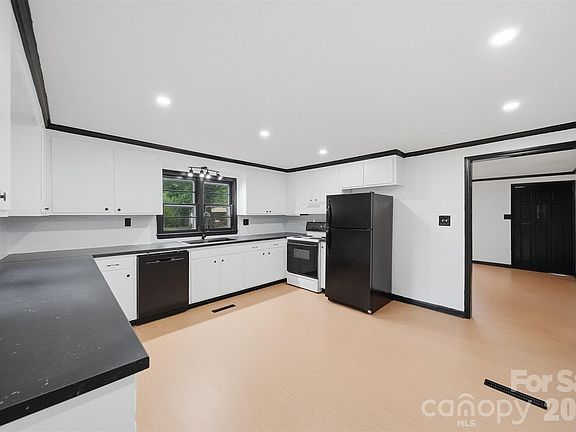2nd image of 201 Cape Hickory Rd