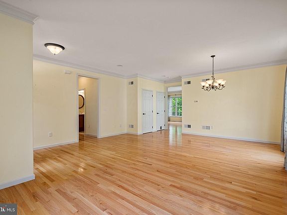 5th image of 317 Hyde Park Rd