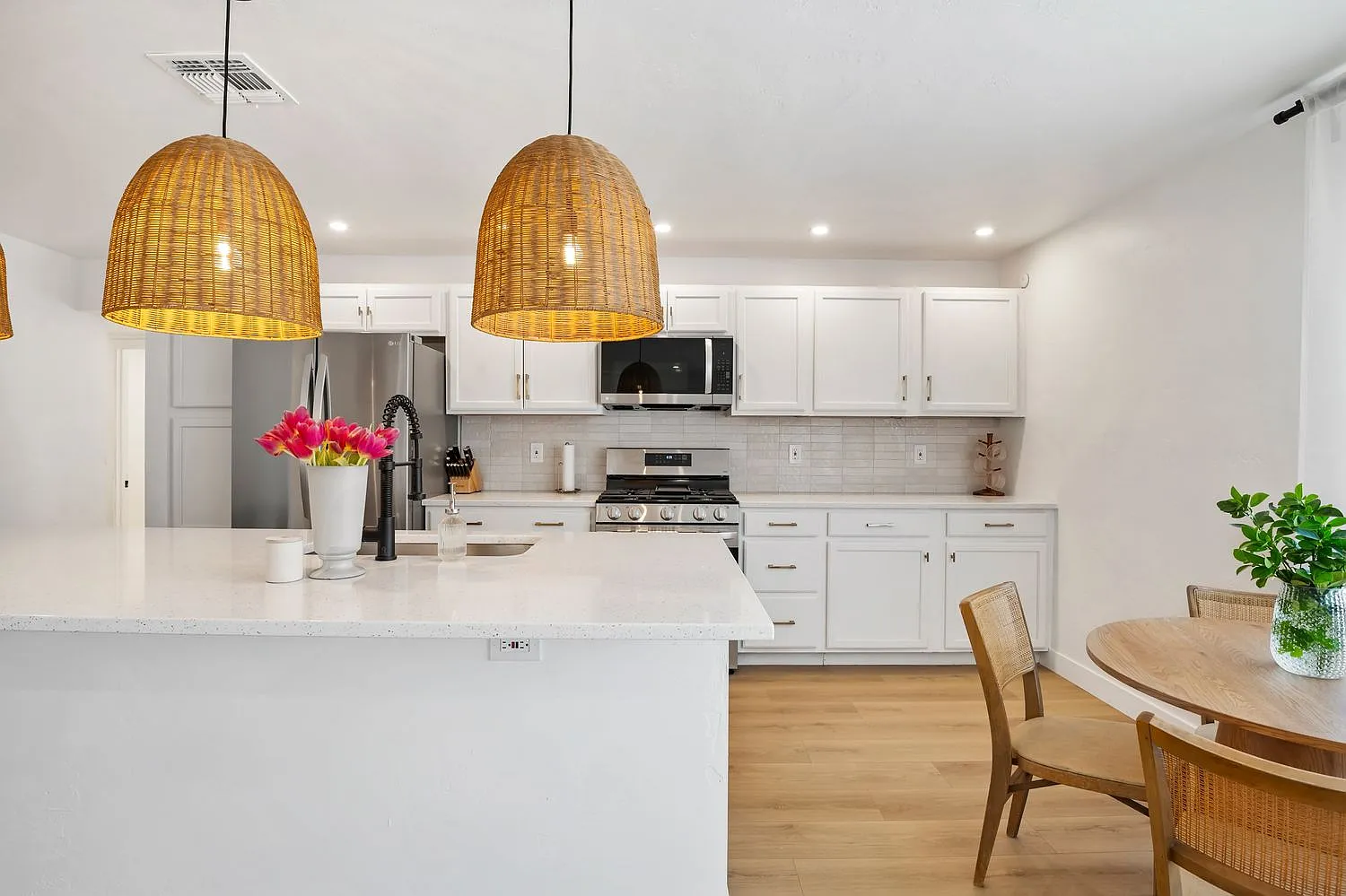 5 bed, 2200 sqft, $5,000 — Photo 1