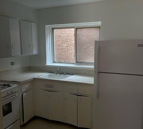 4th image of 6341 N Albany Ave APT 1