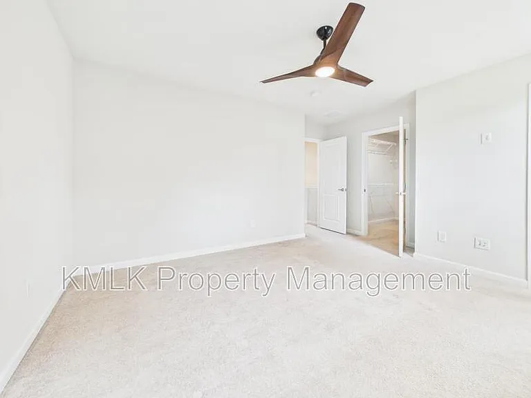 4037 N Steels Cir — Photo 40