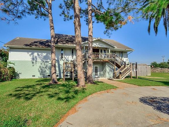 3rd image of 2607 Lazy Lake Dr