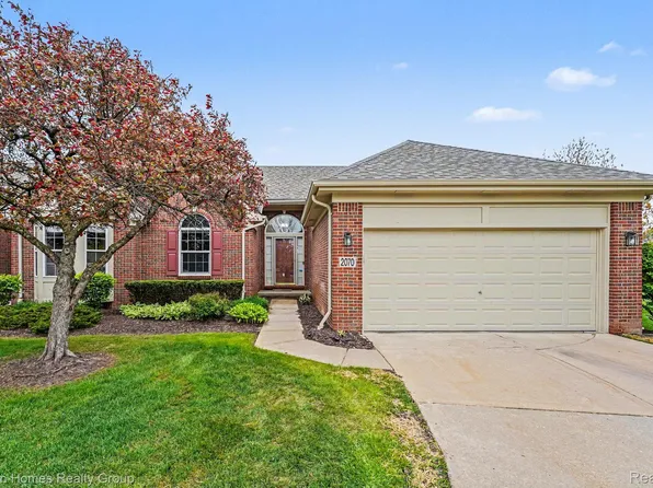 2070 Red Maple Ln #106, Walled Lake, MI 48390