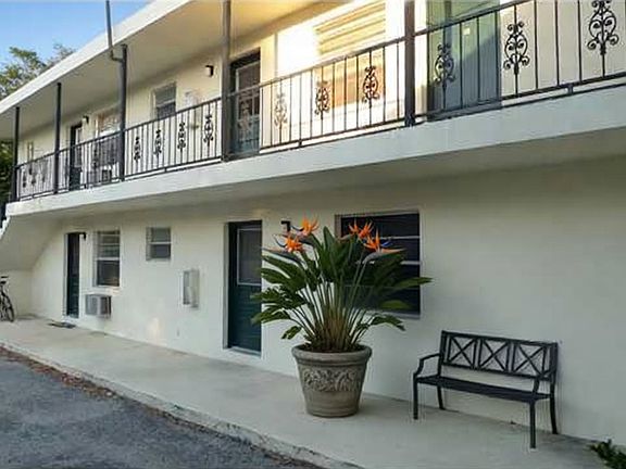 2nd image of 808 22nd St #11