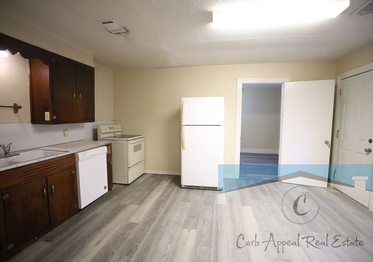 818 W Matthews Ave — Photo 3