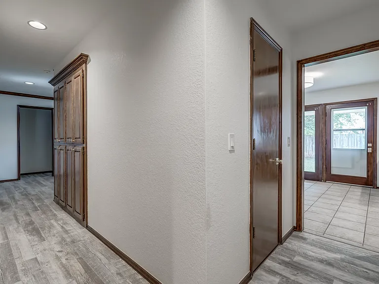 1817 Victoria Dr — Photo 24