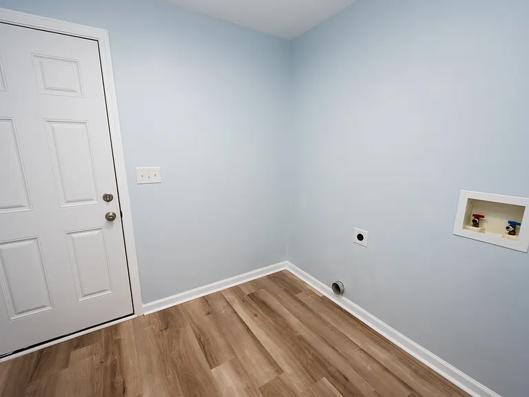 100 Lakeside Green Dr — Photo 13