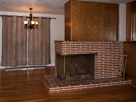 Gas-log fireplace 