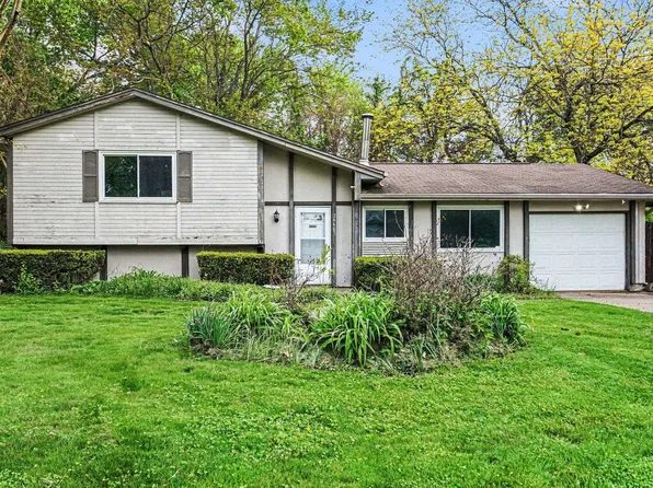 24403 Rolling Oak Dr, South Bend, IN 46628