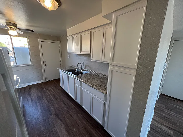 Highland Square Apartments — Photo 15