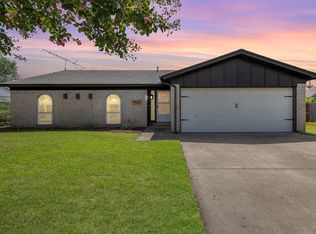 7504 Oak Ridge Dr, North Richland Hills, TX 76182