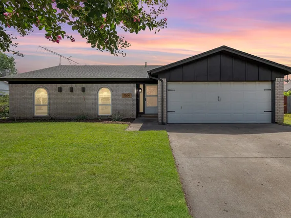 7504 Oak Ridge Dr, North Richland Hills, TX 76182