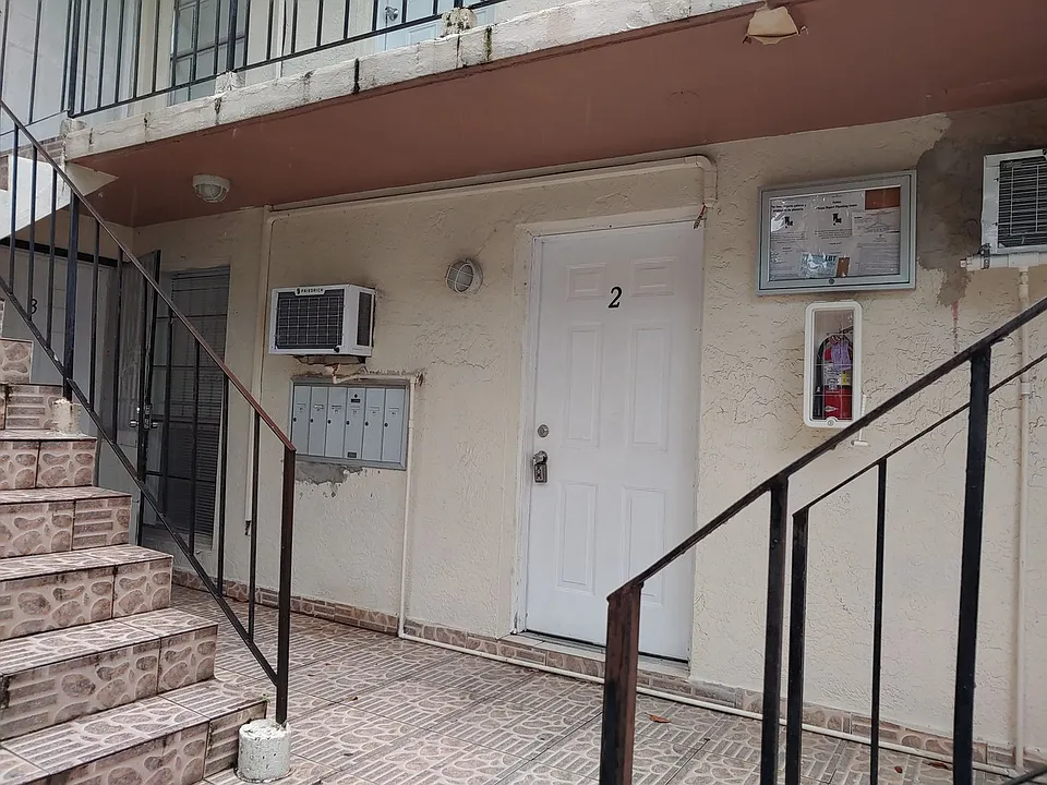 658 NW 1st St