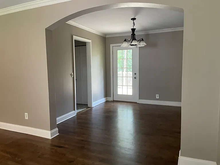 956 Seville Dr — Photo 4