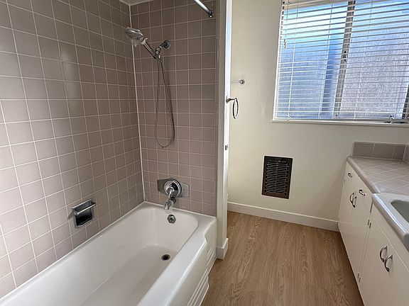 5th image of 123 E Micheltorena St APT 11