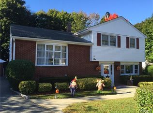 1 Meadowbrook Ln, Suffern, NY 10901