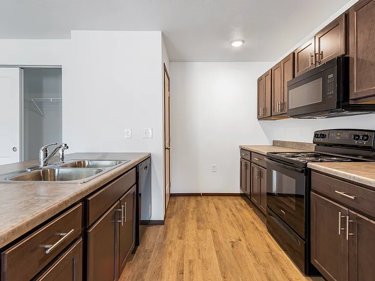 Prairie Village Commons Apartments and Townhomes — Photo 6