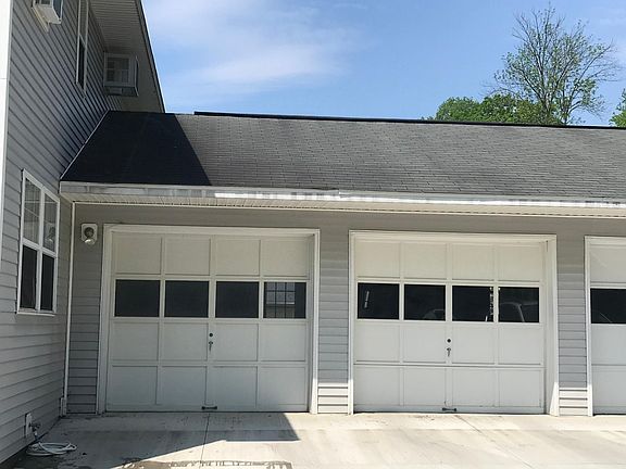 2 garage bays included (The 3rd bay belongs to the apartment in the back.)