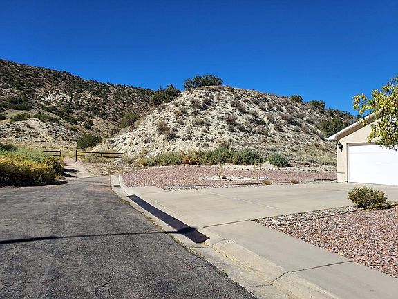 view driving up to driveway
