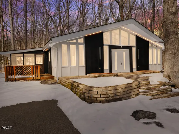132 Washington Dr, Dingmans Ferry, PA 18328