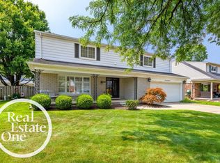 1421 Yorktown St, Grosse Pointe Woods, MI 48236