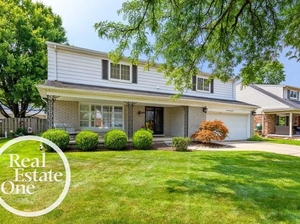 1421 Yorktown St, Grosse Pointe Woods, MI 48236