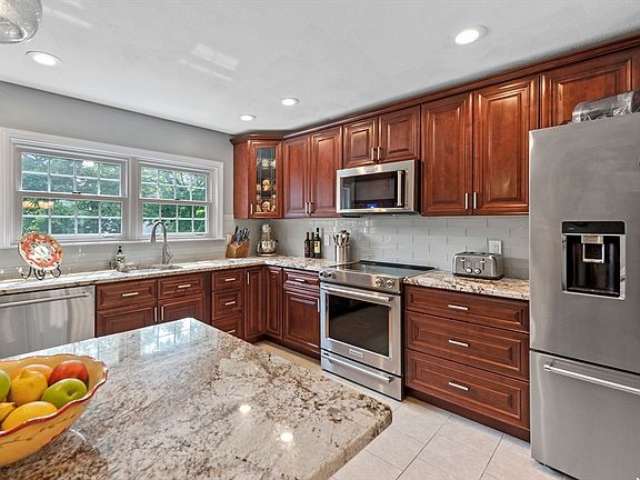 3rd image of 8 Carriage Hill Ln