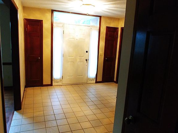 Large Foyer w/2 closets