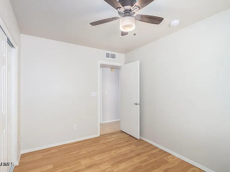 1924 E Sharon Dr — Photo 25