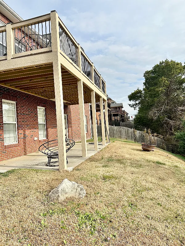 Lower level apartment in family home — Photo 3