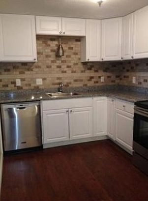 4th image of 28 Williamsburg Ct Unit 1