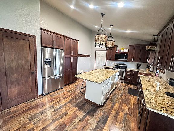 5th image of 252 Coulee Dr