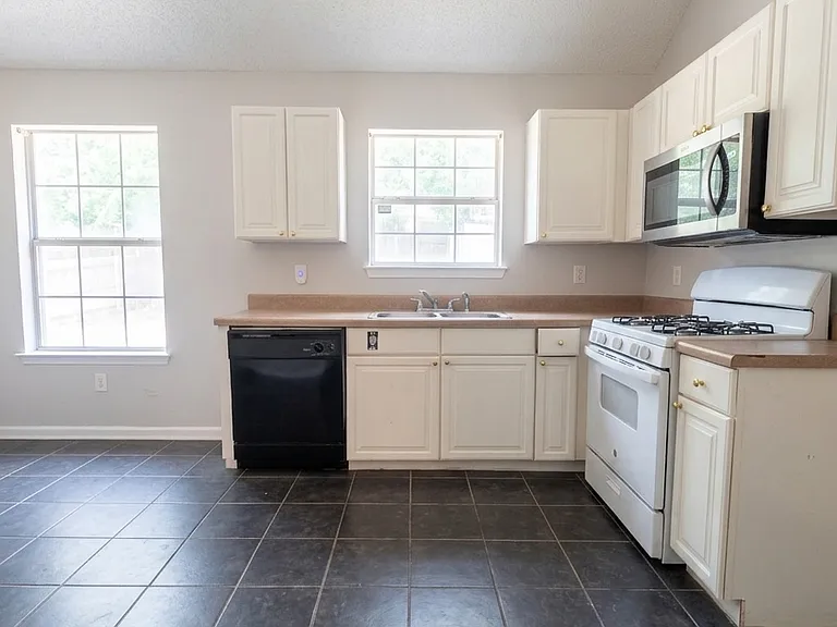 5420 Sapphire Cir — Photo 8