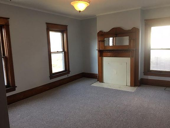 2nd Floor Living Room 14' X 16'