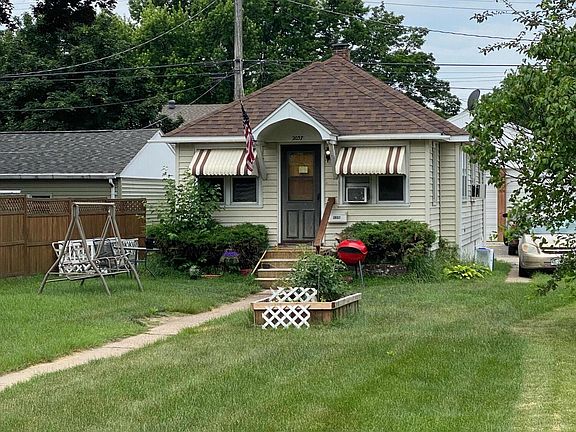 2nd image of 2037 Charles St
