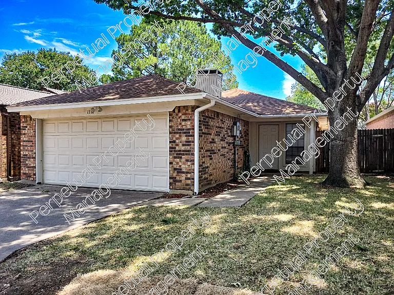1714 Magnolia Ln — Photo 1