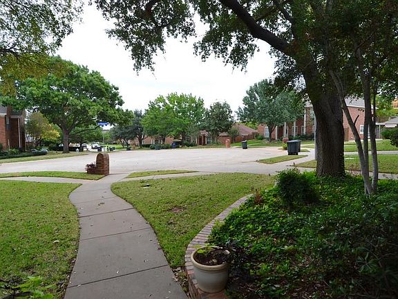 3rd image of 2085 Strathmore Dr