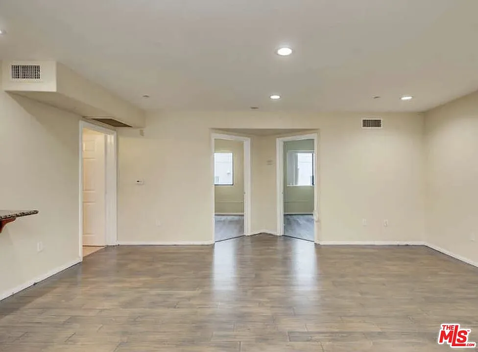 2 bed, 2.0 bath, 900 sqft, $2,450 — Photo 3