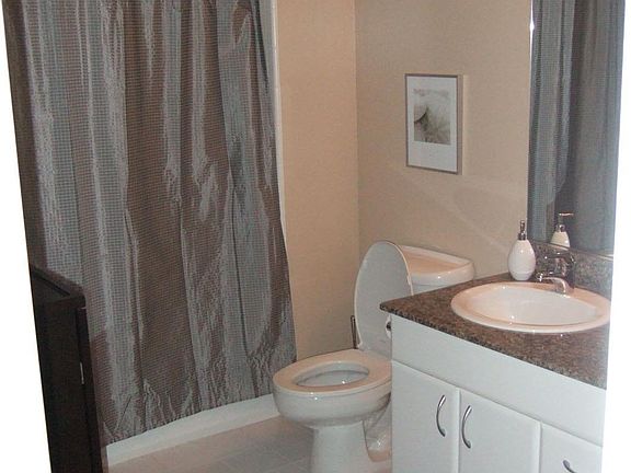 4th image of 260 King St Unit 521