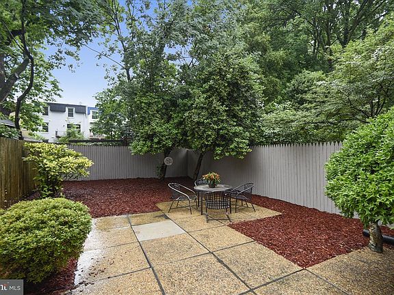 4th image of 211 James Thurber Ct