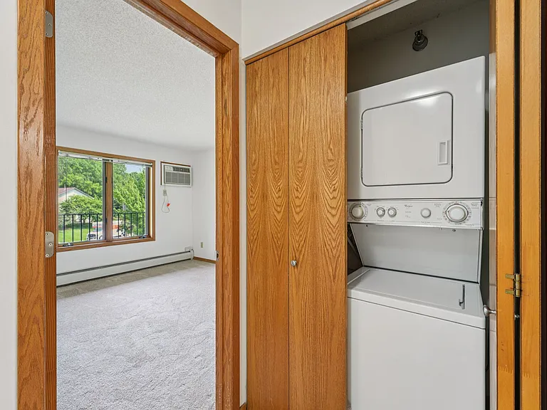 Oaks Lincoln Apartments — Photo 11