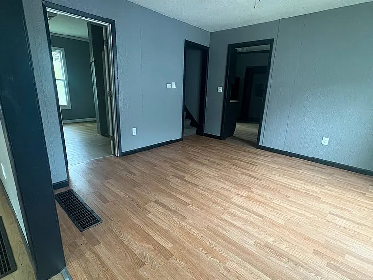 302 3rd Ave NW — Photo 5