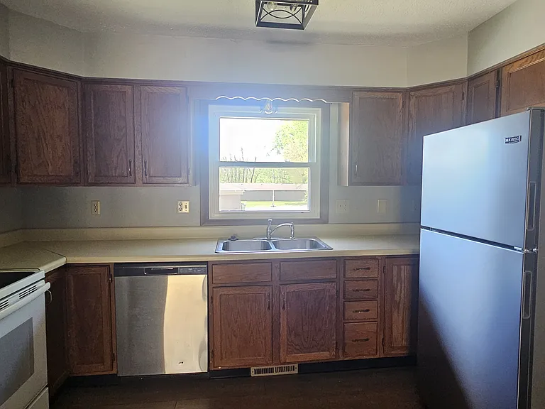 542 Breezy Point Dr — Photo 6