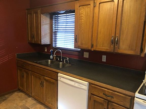4th image of 10 Concord Cir